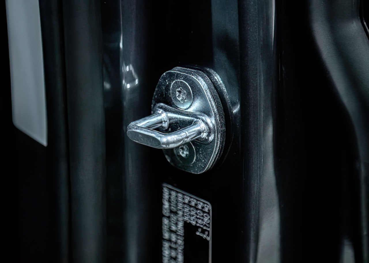 В продаже доводчики дверей