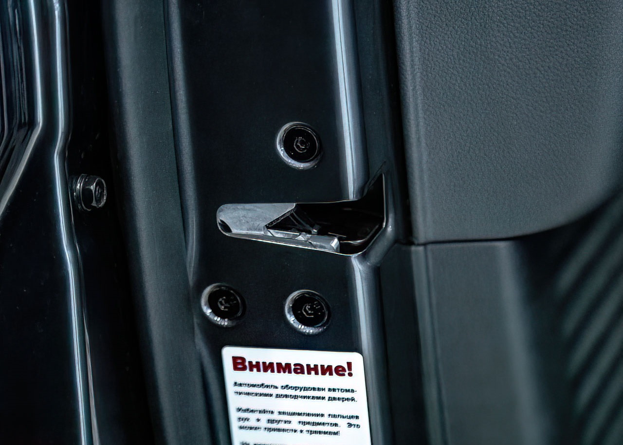 В продаже доводчики дверей