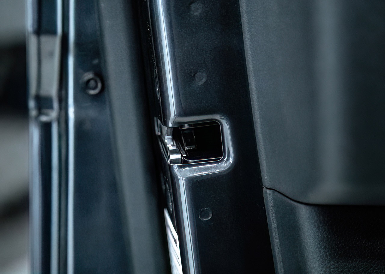 В продаже доводчики дверей