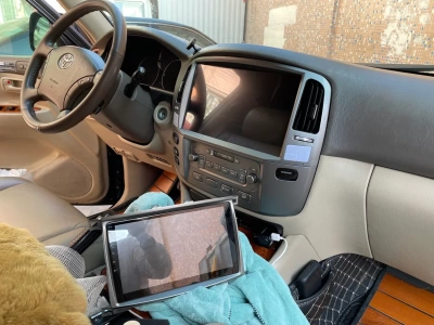 Магнитола для Lexus LX470 2002-2007 и Toyota Land Cruiser 100 (климат на цветном экране) - Carmedia KP-T1305, монитор 13.3" на Android 10, 6ГБ+128ГБ, CarPlay, 4G SIM-слот