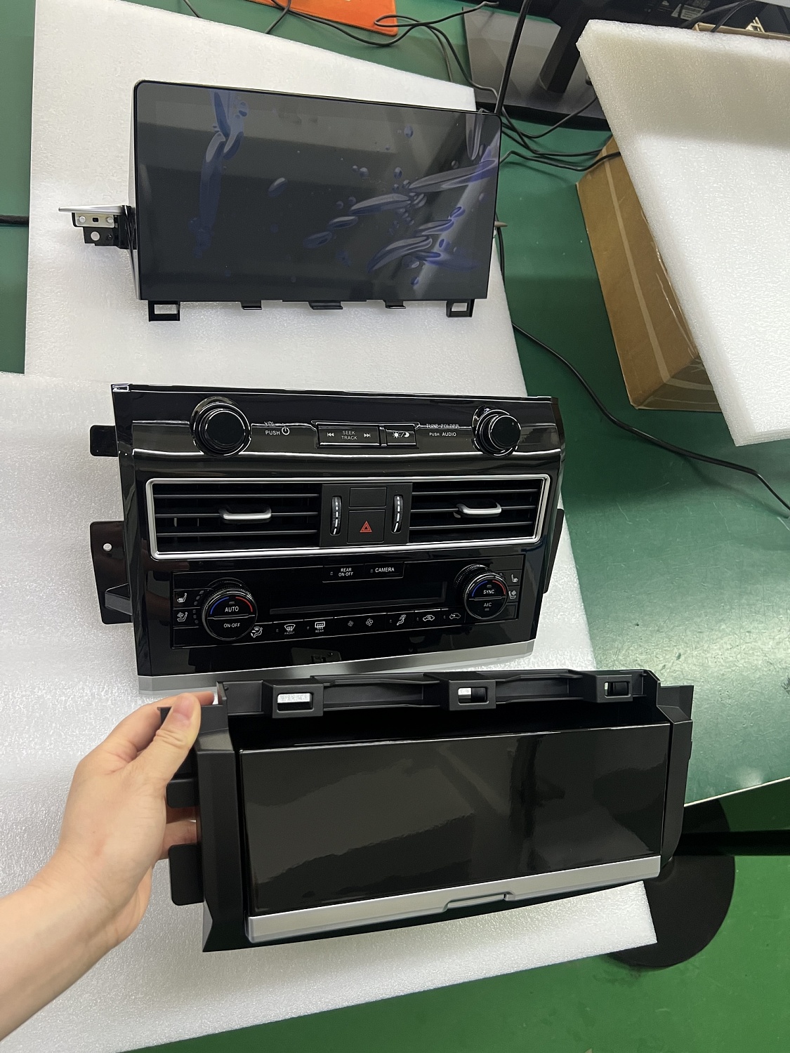 Монитор андроид для Infiniti QX80 / QX56 2010-2024, Nissan Patrol Y62 (поддержка усилителя Bose, штатного 360 и мониторов) - Carmedia ZH-N1401 монитор 14", Android 12, 8/128Гб, CarPlay, 4 SIM-слот, беспроводная зарядка